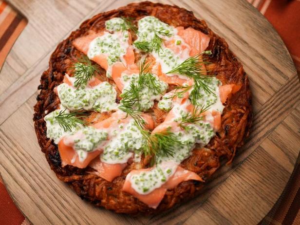 Zubereitung - Knusprige Rösti mit Räucherlachs, Crème fraîche und Kräutern
