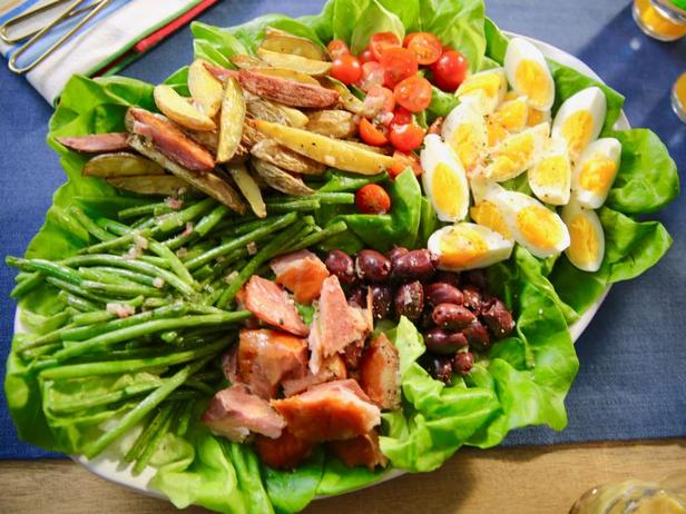 Füme Somonlu Niçoise Salatası Nasıl Yapılır?