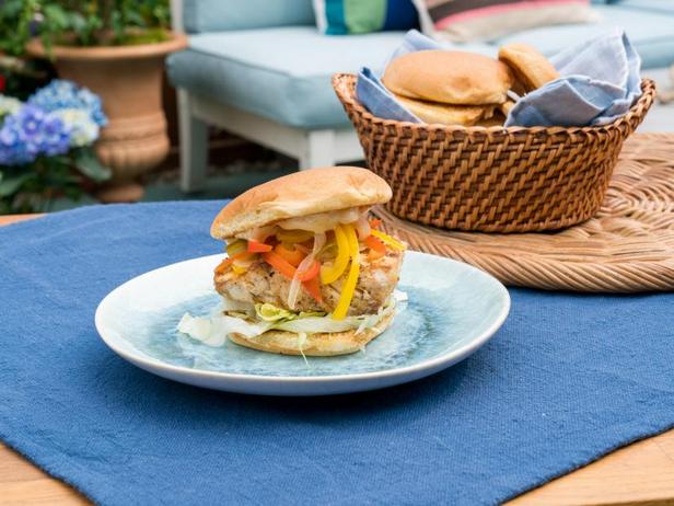 Come preparare un panino con mahi-mahi in stile escoviç e salsa aioli al mango