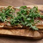Fladenbrot mit gegrilltem Prosciutto und Birne
