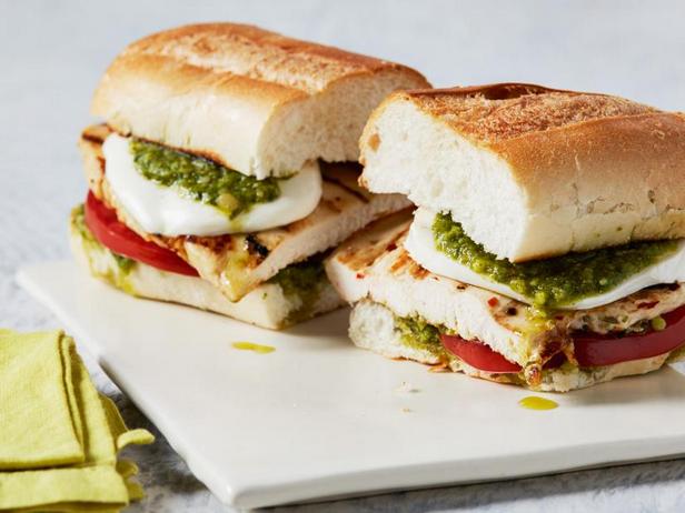 So bereiten Sie gegrillte Hähnchen-Pesto-Sandwiches zu