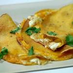 Quesadilla mit Ziegenkäse, Spargel, Champignons und gerösteter Tomatillo-Salsa