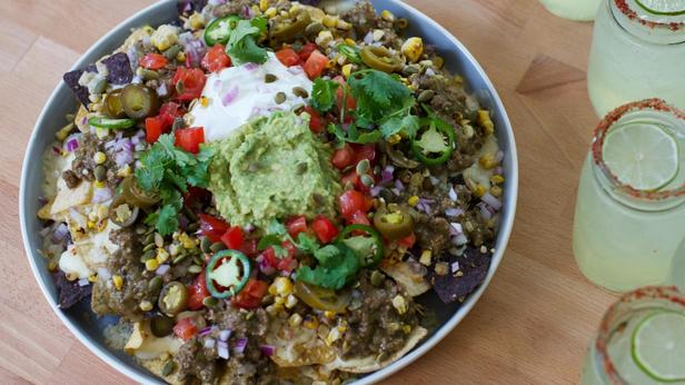 Wie man Rindfleisch-Nachos mit gerösteten Tomatillos zubereitet
