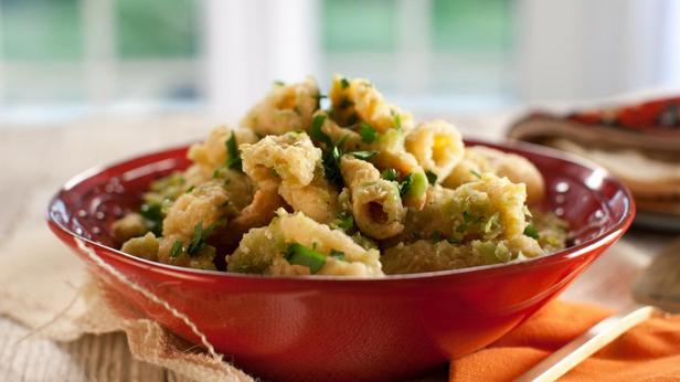 Rezept für knusprige Kartoffelchips in grüner Salsa