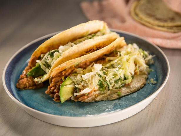 Wie man scharfe Bohnen-Tacos zubereitet