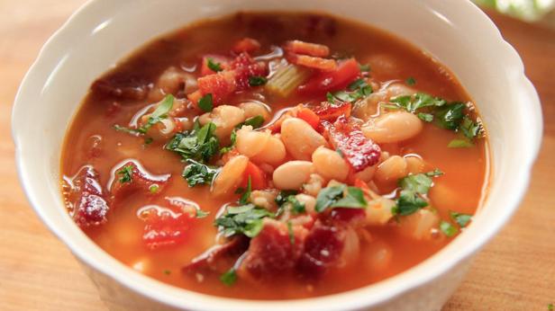Wie man Bohnensuppe mit Speck zubereitet