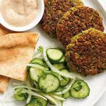 كرات الحمص المخبوزة مع الخيار والطحينة
