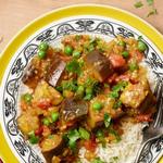 ماسالا الباذنجان مع البازلاء الخضراء في قدر الطهي البطيء