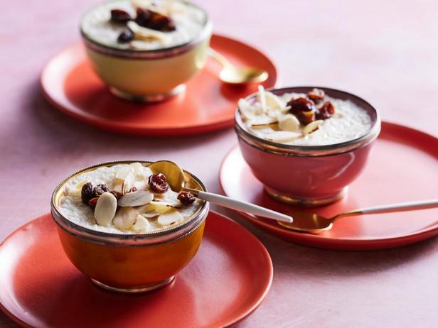 Wie man Milchreis (Kheer) mit Kokosnuss zubereitet