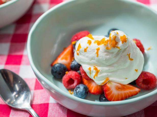 Zubereitung - Frische Beeren mit Schlagsahne