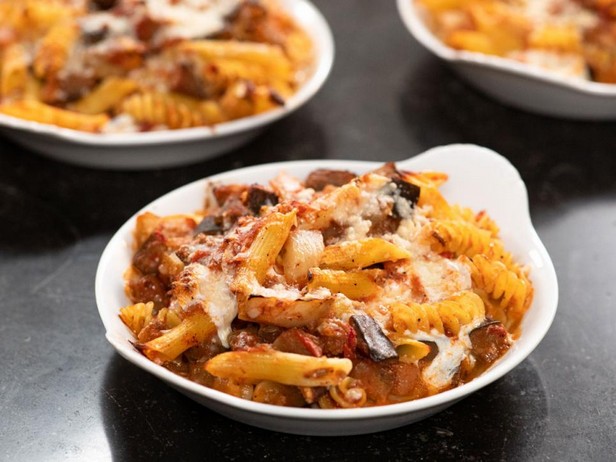 Gebackene Nudeln mit Auberginen und Tomaten