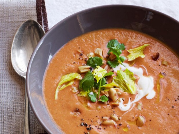 Tomatensuppe mit Erdnüssen