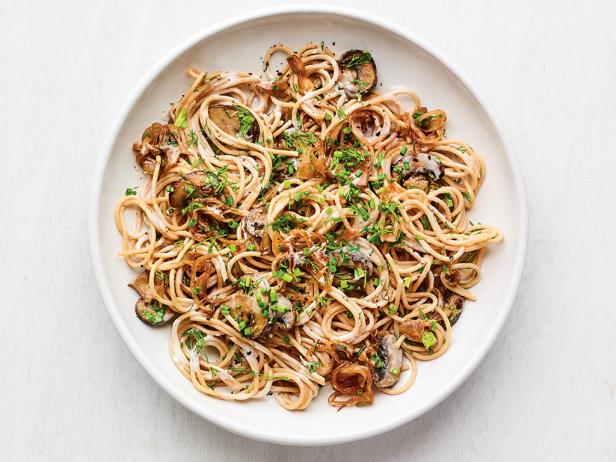 Spaghetti con cipolle caramellate e funghi