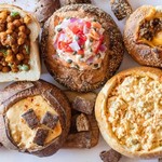 سبعة أطباق في وعاء خبز