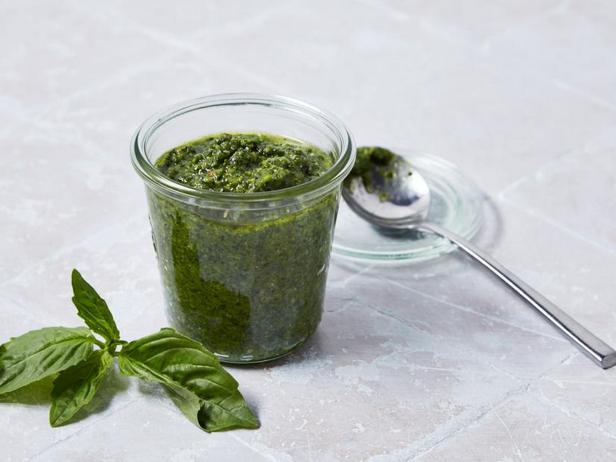 Wie man gemischtes Kräuterpesto zubereitet