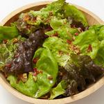 Grüner Salat mit Vinaigrette und Walnüssen