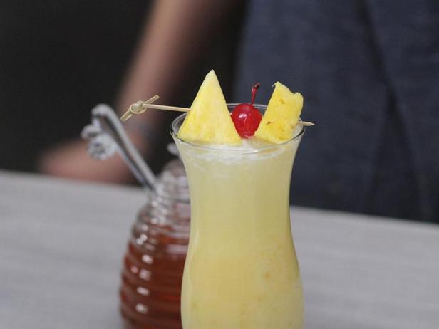 Wie man eine alkoholfreie Pina Colada zubereitet