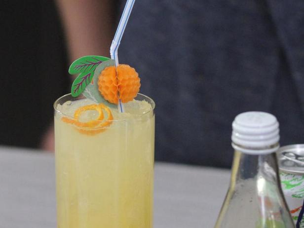 Zubereitung des alkoholfreien Cocktails „Mango Fizz“