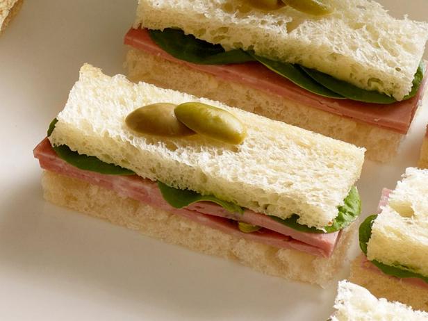 Come preparare i tramezzini al tè con mortadella e crescione