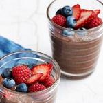 Schokoladenpudding mit Chiasamen, der über Nacht zubereitet wird