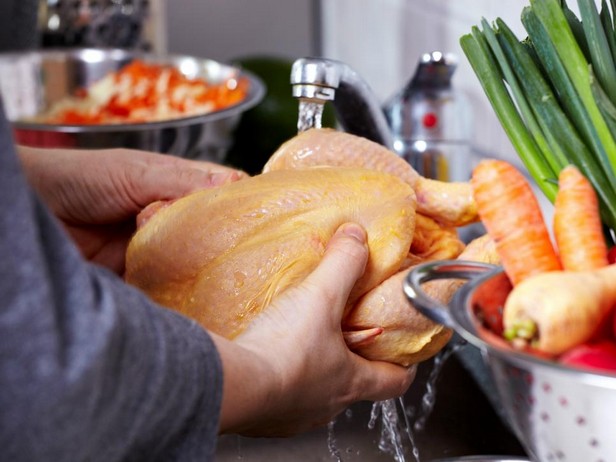Fehler: Hähnchen vor dem Kochen mit Wasser abspülen