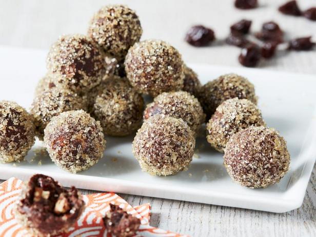 Come preparare i tartufi al cioccolato, noci pecan e ciliegie