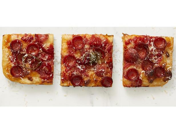 So bereiten Sie eine Pepperoni-Pizza mit würzigem Honig zu