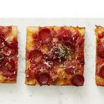 Pepperoni-Pizza mit würzigem Honig