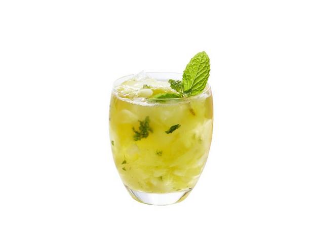 Wie man einen Ananas-Caipirinha macht