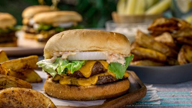 Wie man einen Pimento-Cheeseburger zubereitet
