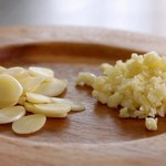 Wie man Knoblauch hackt, zerdrückt und zerkleinert