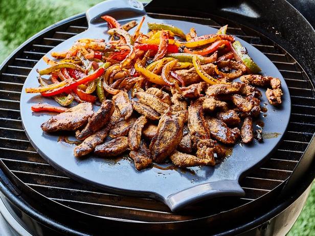 วิธีทำ - ไก่ฟาฮิต้าย่าง (บนหินพิซซ่า)