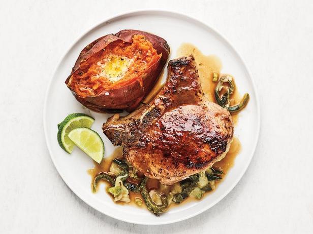 Rezept für: Natürliche Schweinekoteletts gefüllt mit Poblano-Paprika und Käse