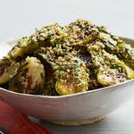 Gerösteter Rosenkohl mit einem knusprigen Zitronen-Kräuter-Topping