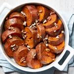 In der Mikrowelle gebackene Süßkartoffeln mit Honig und Pekannüssen