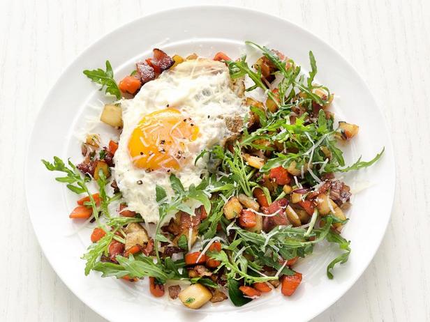 Wie man einen Wurzelgemüsesalat mit Rührei zubereitet