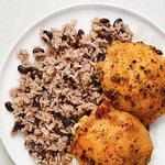 Pollo asado mit Reis und schwarzen Bohnen