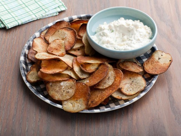Ofengebackene Kartoffelchips mit Zwiebeldip