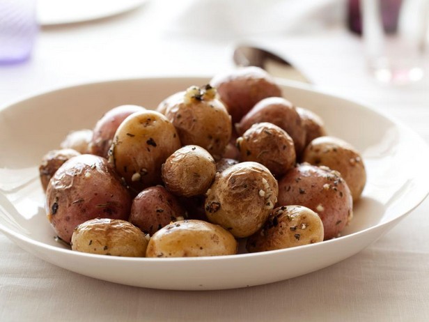 Gebackene neue Kartoffeln mit Kräutern