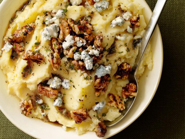 Kartoffelpüree mit Blauschimmelkäse und Nüssen