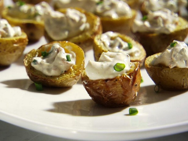 Gebackene neue Kartoffeln mit Speck und Sauerrahm
