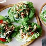 Salatwickel mit Schweinefleisch, Gemüse, Reisnudeln und süßer Chilisauce