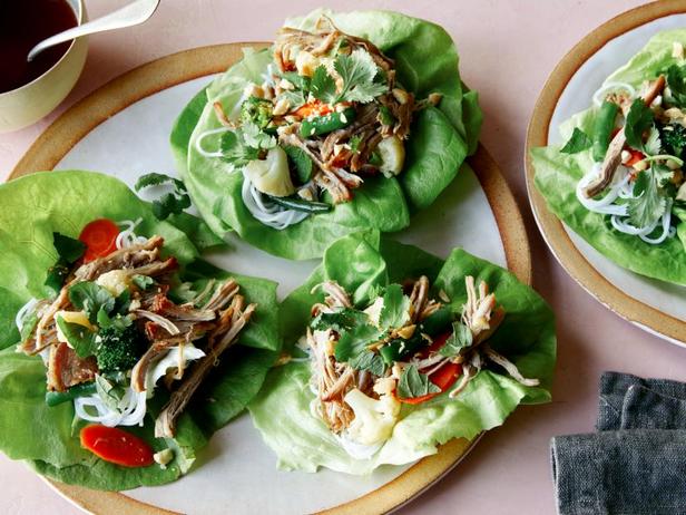 Zubereitung - Salat-Wraps mit Schweinefleisch, Gemüse, Reisnudeln und süßer Chilisauce
