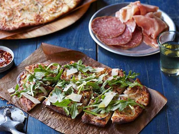 Rezept für Pizza mit Kartoffeln und Rucolasalat