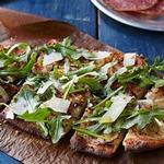 Pizza mit Kartoffeln und Rucolasalat