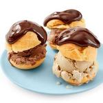 Profiteroles mit Eis und Schokoladensoße