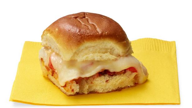 So bereiten Sie warme Speck-Käse-Sandwiches zum Auseinanderziehen zu