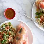 Sommerrollen mit Garnelen und Krautsalat mit Sesam und Ingwer