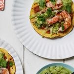 Garnelen-Tostadas mit Avocado-Tomatillo-Salsa