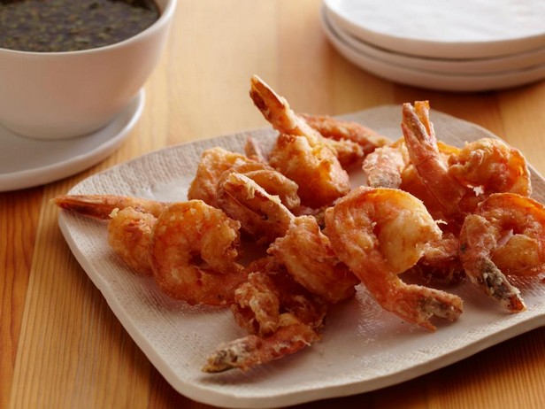 Japanische Garnelen-Tempura mit Sojasauce und Sake